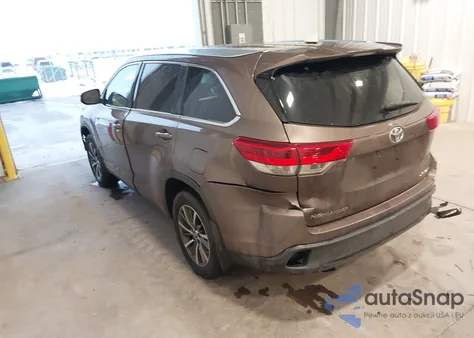 2018 Toyota Highlander Xle z USA, uszkodzony, nr VIN 5TDJZRFH7JS488874